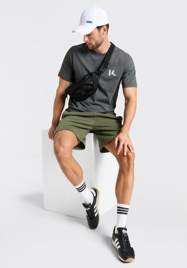 adidas Sportswear T-Shirt »GRAFIK, SOMMERLICHE STICKEREI« mit Rundhalsausschnitt, ohne Verschluss, sportlicher Stil