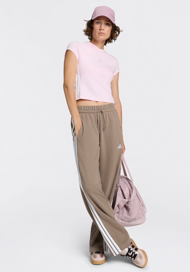 adidas Sportswear Sporthose »ESSENTIALS 3-STREIFEN OPEN HEM FRENCH TERRY« Reguläre Passform, aus weichem French Terry