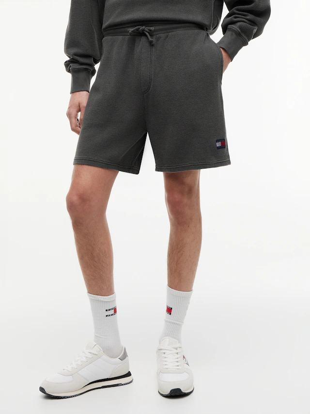 Tommy Jeans Sweatshorts »TJM WASHED WAFFLE BEACH SHORT« aus Waffelstrick und elastischem Bund