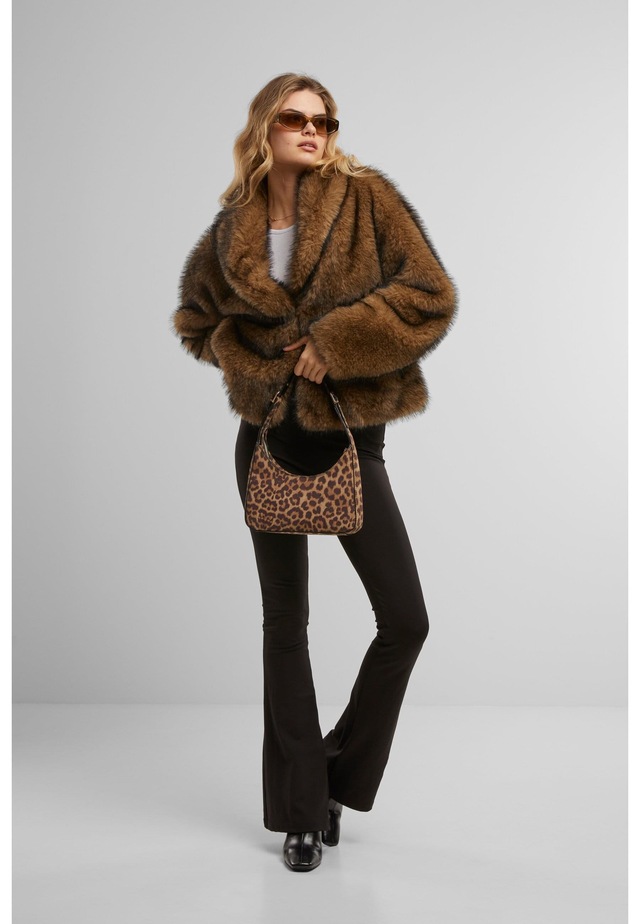 URBAN CLASSICS Winterjacke »Urban Classics Ladies Short Faux Fur Jacket« 1 Stk. tlg. ohne Kapuze