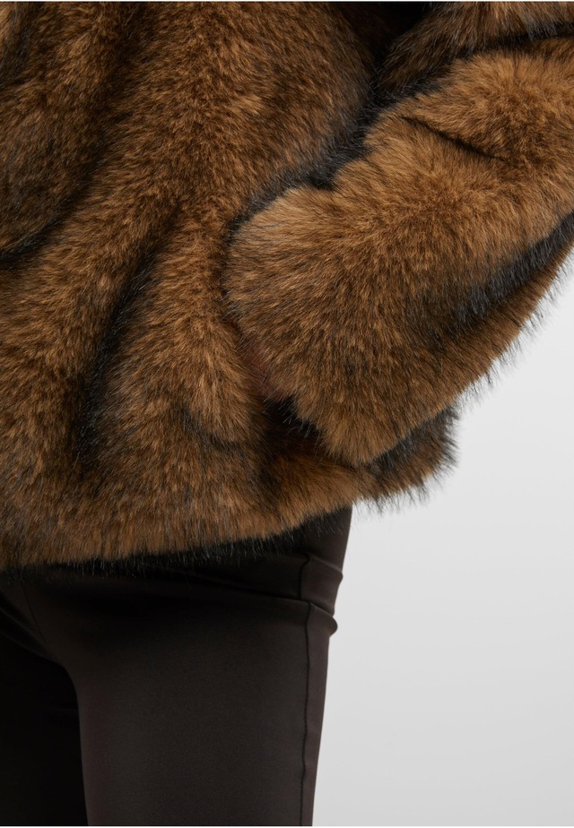 URBAN CLASSICS Winterjacke »Urban Classics Ladies Short Faux Fur Jacket« 1 Stk. tlg. ohne Kapuze