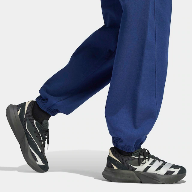 adidas Sportswear Sporthose »ADIDAS KIT, LOCKER GESCHNITTEN, BÜNDCHEN, KLEINES LOGO« KIT Sporthose, schwere Premium-Qualität, robuste Stoffstruktur