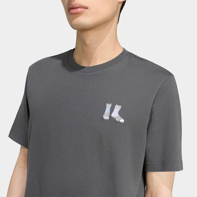 adidas Sportswear T-Shirt »GRAFIK, SOMMERLICHE STICKEREI« mit Rundhalsausschnitt, ohne Verschluss, sportlicher Stil