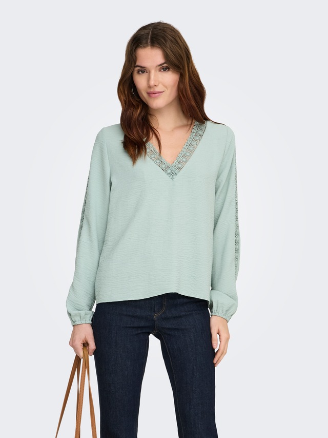 ONLY Langarmbluse »ONLGREGOR METTE LS LACE TOP WVN« Kunstfaser, regular fit, V-Ausschnitt, Regular Waist