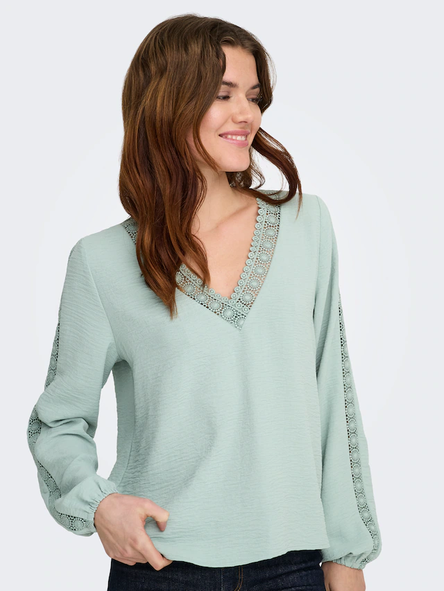 ONLY Langarmbluse »ONLGREGOR METTE LS LACE TOP WVN« Kunstfaser, regular fit, V-Ausschnitt, Regular Waist