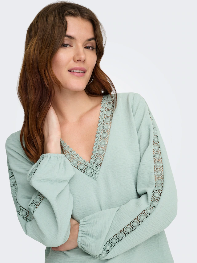 ONLY Langarmbluse »ONLGREGOR METTE LS LACE TOP WVN« Kunstfaser, regular fit, V-Ausschnitt, Regular Waist