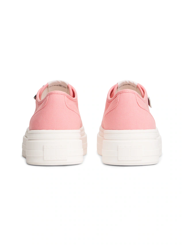 Tommy Jeans Plateausneaker »TJW FLATFORM SNEAKER CHARMS« Halbschuh, Schnürer, Freizeischuh mit kleiner TJ-Flagge als Anhänger