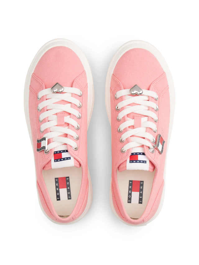 Tommy Jeans Plateausneaker »TJW FLATFORM SNEAKER CHARMS« Halbschuh, Schnürer, Freizeischuh mit kleiner TJ-Flagge als Anhänger