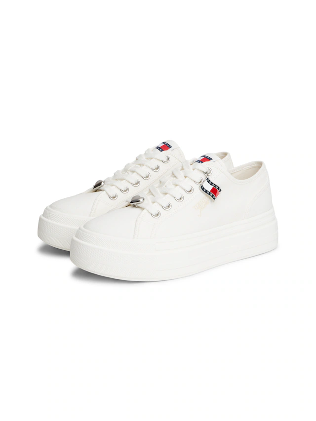 Tommy Jeans Plateausneaker »TJW FLATFORM SNEAKER CHARMS« Halbschuh, Schnürer, Freizeischuh mit kleiner TJ-Flagge als Anhänger