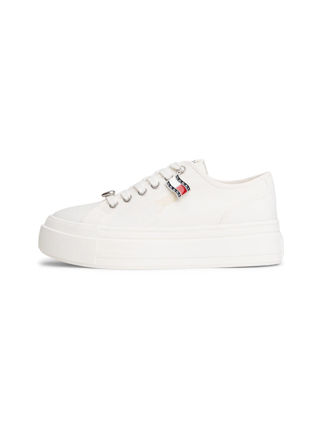 Tommy Jeans Plateausneaker »TJW FLATFORM SNEAKER CHARMS« Halbschuh, Schnürer, Freizeischuh mit kleiner TJ-Flagge als Anhänger