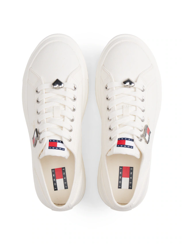 Tommy Jeans Plateausneaker »TJW FLATFORM SNEAKER CHARMS« Halbschuh, Schnürer, Freizeischuh mit kleiner TJ-Flagge als Anhänger
