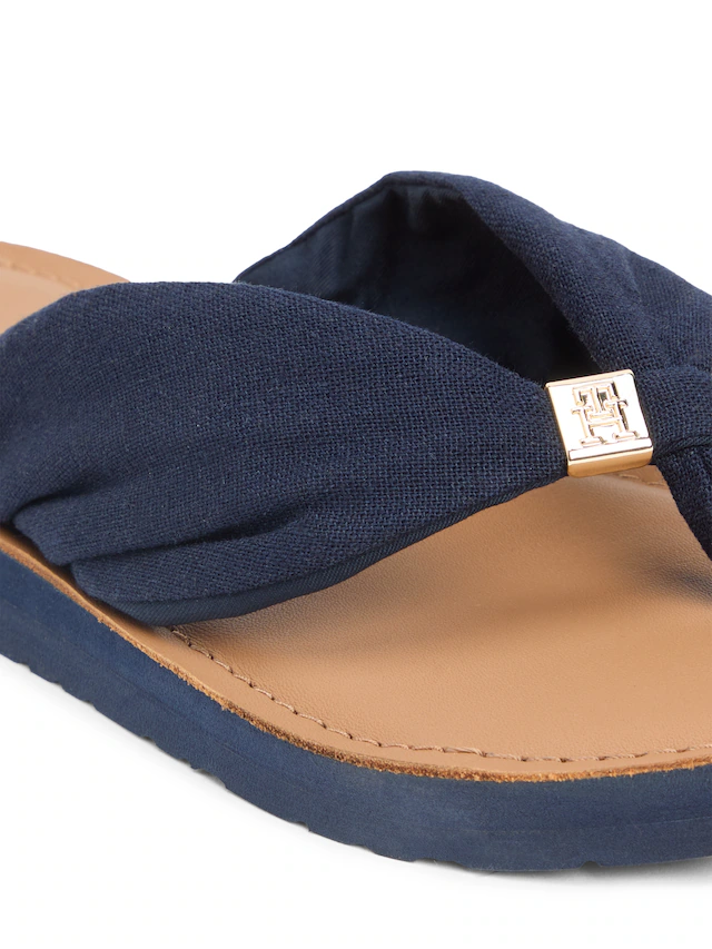 Tommy Hilfiger Zehentrenner »TH LTR FOOTBED SUMMER SANDAL« Sommerschuh, Strandschuh, Dianette, Flat mit Logoemblem