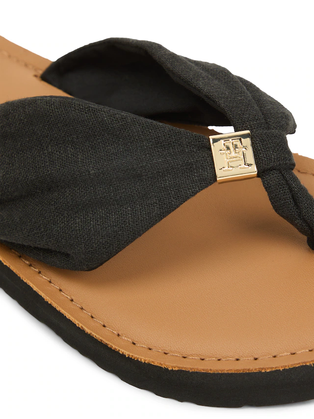 Tommy Hilfiger Zehentrenner »TH LTR FOOTBED SUMMER SANDAL« Sommerschuh, Strandschuh, Dianette, Flat mit Logoemblem