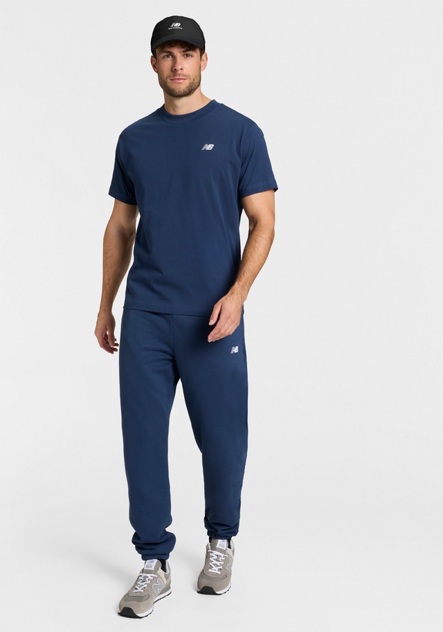 New Balance Jogginghose »SPORT ESSENTIALS FLEECE JOGGER« mit Eingrifftaschen, aus Fleece, lockere Passform