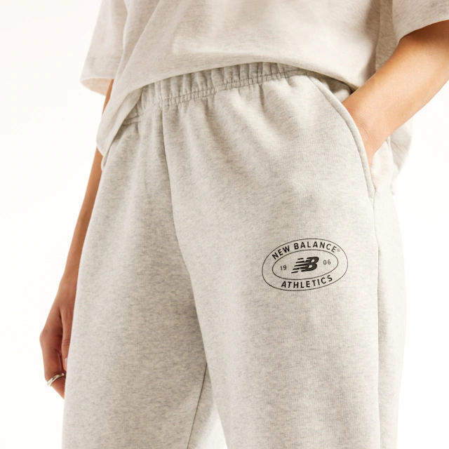 New Balance Sweathose »REIMAGINED FLEECE PANT« für Erwachsene, lange Hosenform, mit klarer Linienführung