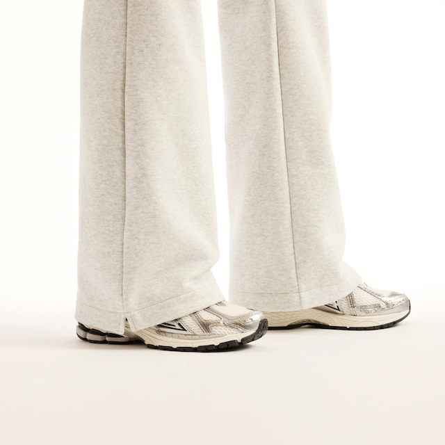 New Balance Sweathose »REIMAGINED FLEECE PANT« für Erwachsene, lange Hosenform, mit klarer Linienführung