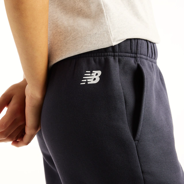 New Balance Sweathose »REIMAGINED FLEECE PANT« für Erwachsene, lange Hosenform, mit klarer Linienführung