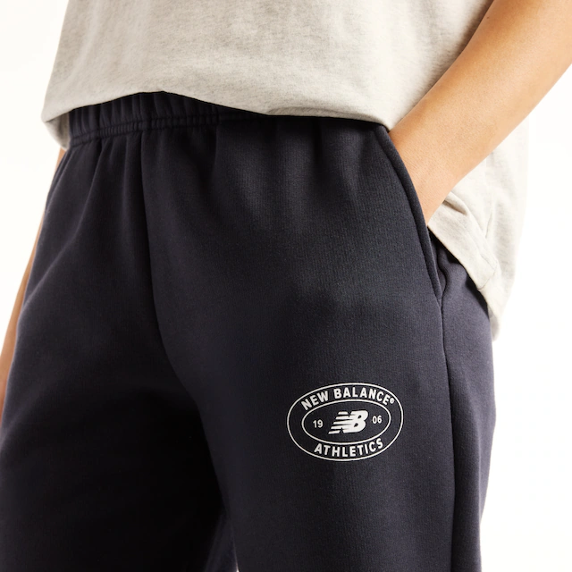 New Balance Sweathose »REIMAGINED FLEECE PANT« für Erwachsene, lange Hosenform, mit klarer Linienführung