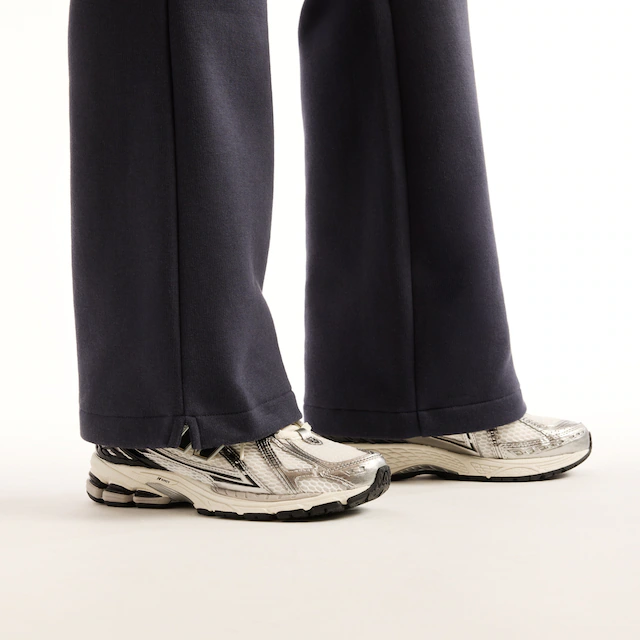 New Balance Sweathose »REIMAGINED FLEECE PANT« für Erwachsene, lange Hosenform, mit klarer Linienführung