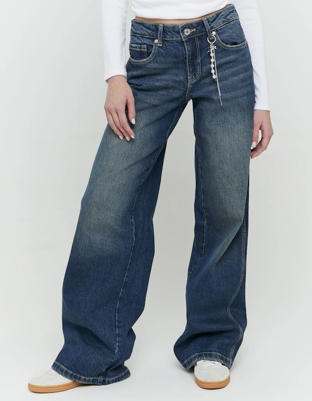 Tally Weijl Low-rise-Jeans »SPADEPALLAS« Baumwollmischung, Low-Waist mit geradem Beinverlauf und Strass-Anhänge
