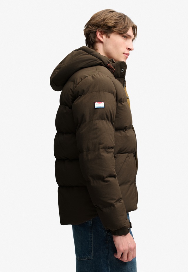 Superdry Steppjacke »OUTDOOR EVEREST PUFFER JKT« mit Kapuze Kunstfaser, relaxed fit
