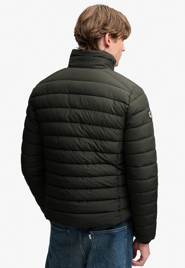 Superdry Steppjacke »FUJI MIDWEIGHT PADDED JKT« Kunstfaser, slim fit