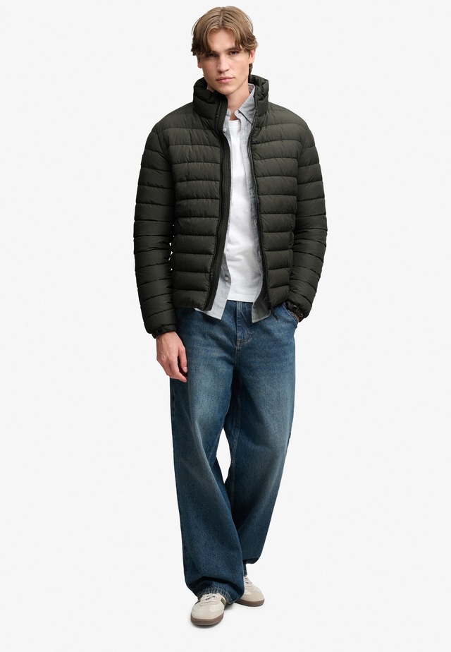 Superdry Steppjacke »FUJI MIDWEIGHT PADDED JKT« Kunstfaser, slim fit