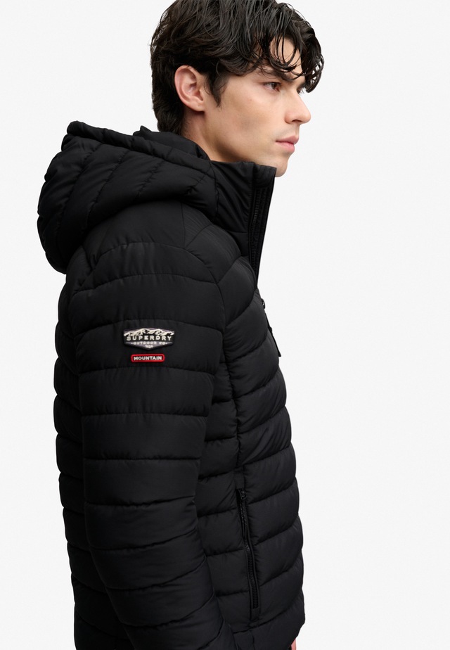 Superdry Steppjacke »HOOD FUJI MIDWEIGHT PADDED JKT« mit Kapuze Kunstfaser, slim fit