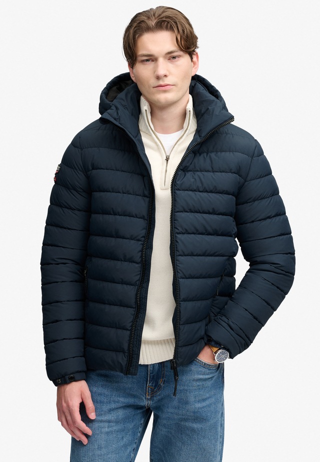 Superdry Steppjacke »HOOD FUJI MIDWEIGHT PADDED JKT« mit Kapuze Kunstfaser, slim fit