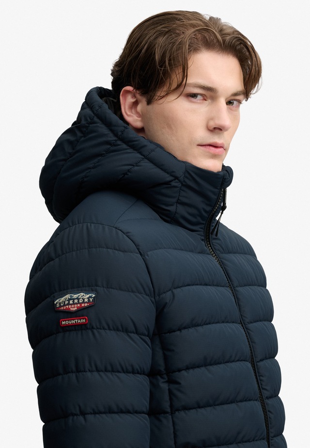 Superdry Steppjacke »HOOD FUJI MIDWEIGHT PADDED JKT« mit Kapuze Kunstfaser, slim fit
