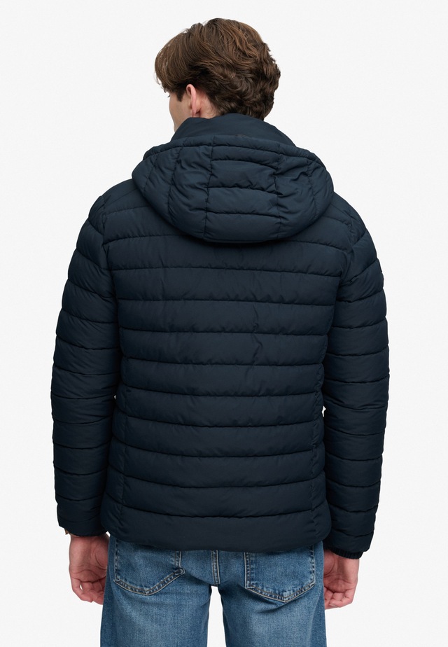 Superdry Steppjacke »HOOD FUJI MIDWEIGHT PADDED JKT« mit Kapuze Kunstfaser, slim fit