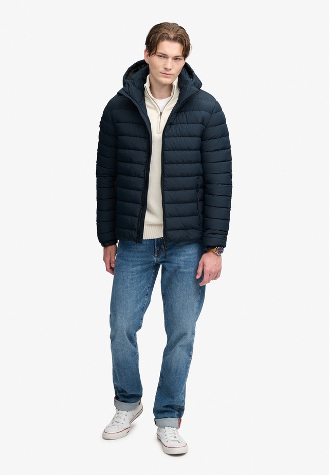 Superdry Steppjacke »HOOD FUJI MIDWEIGHT PADDED JKT« mit Kapuze Kunstfaser, slim fit