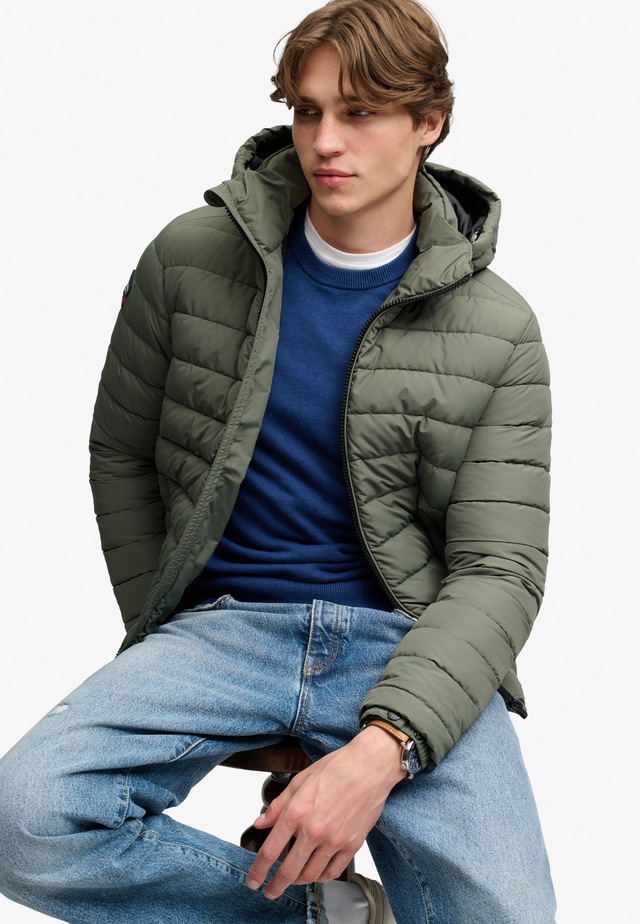 Superdry Steppjacke »HOOD FUJI MIDWEIGHT PADDED JKT« mit Kapuze Kunstfaser, slim fit