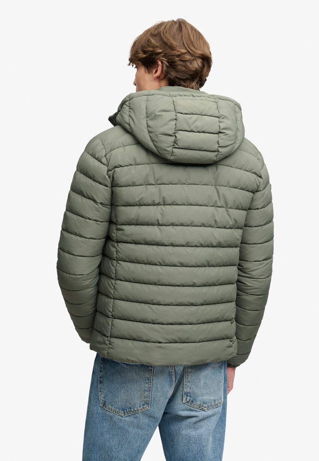 Superdry Steppjacke »HOOD FUJI MIDWEIGHT PADDED JKT« mit Kapuze Kunstfaser, slim fit