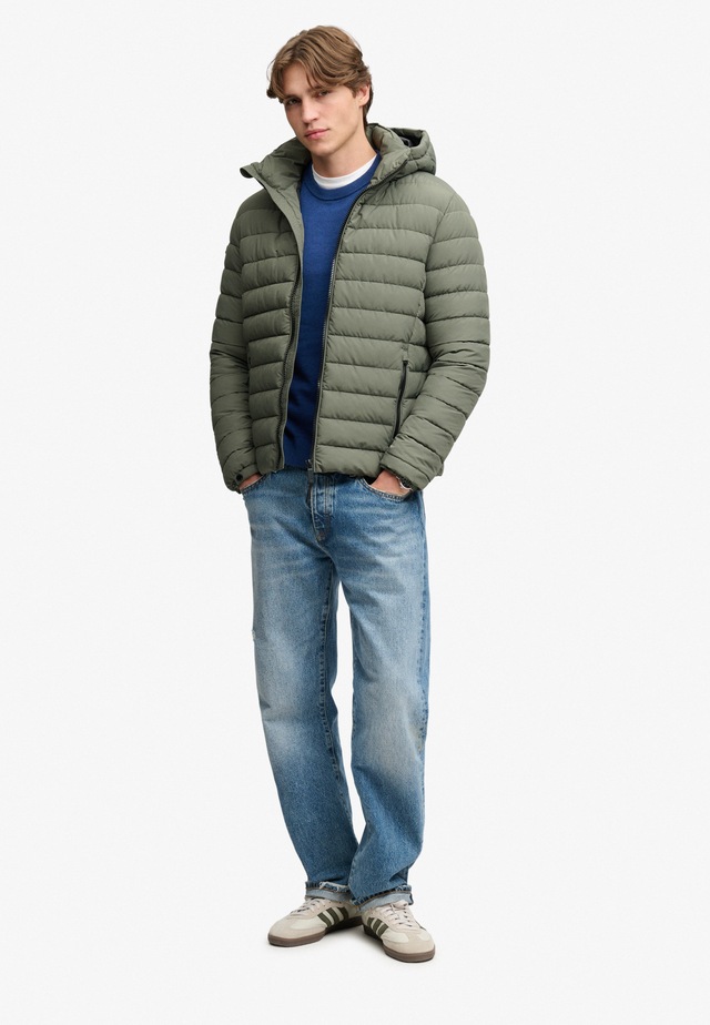 Superdry Steppjacke »HOOD FUJI MIDWEIGHT PADDED JKT« mit Kapuze Kunstfaser, slim fit