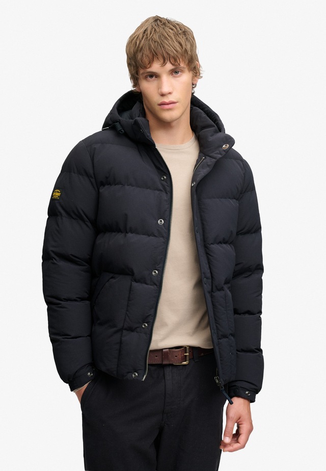 Superdry Steppjacke »CLASSIC EVEREST PUFFER JKT« mit Kapuze Kunstfaser, relaxed fit