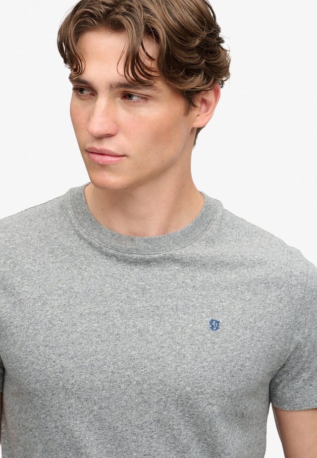 Superdry Rundhalsshirt »ESSENTIAL SDCO LOGO EMB TEE« Baumwolle, regular fit