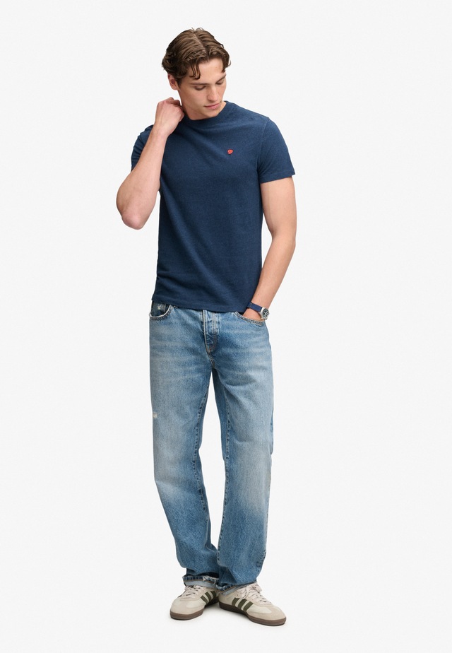 Superdry Rundhalsshirt »ESSENTIAL SDCO LOGO EMB TEE« Baumwolle, regular fit