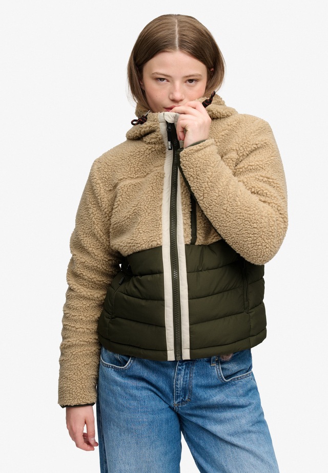 Superdry Hybridjacke »OUTDOOR BORG QUILT HYBRID« mit Kapuze Kunstfaser, relaxed fit