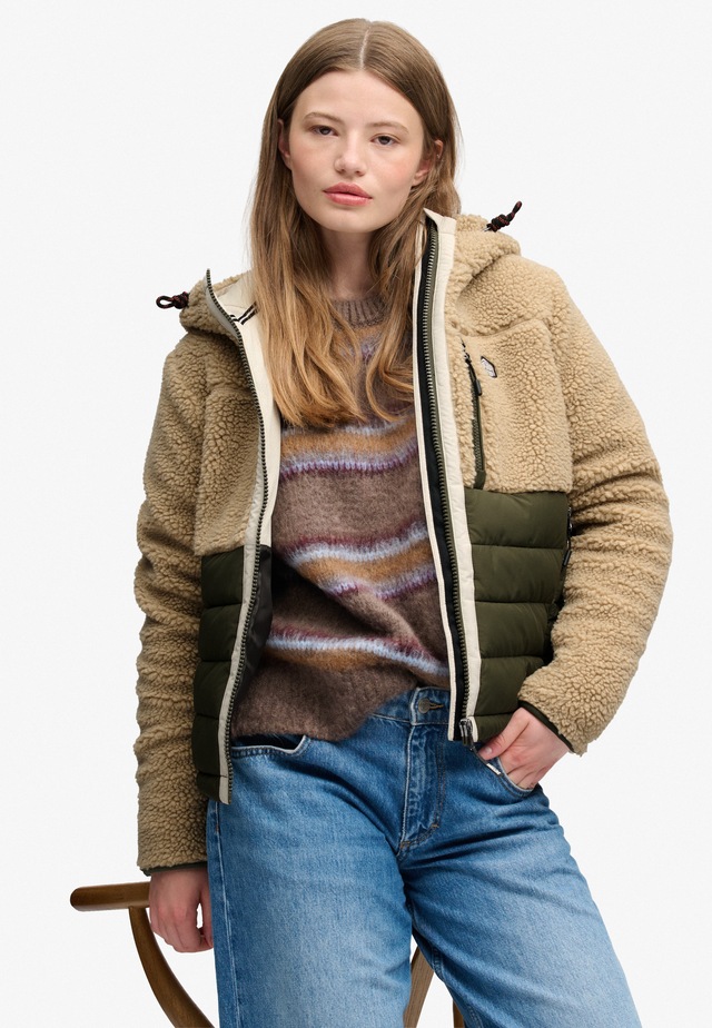 Superdry Hybridjacke »OUTDOOR BORG QUILT HYBRID« mit Kapuze Kunstfaser, relaxed fit