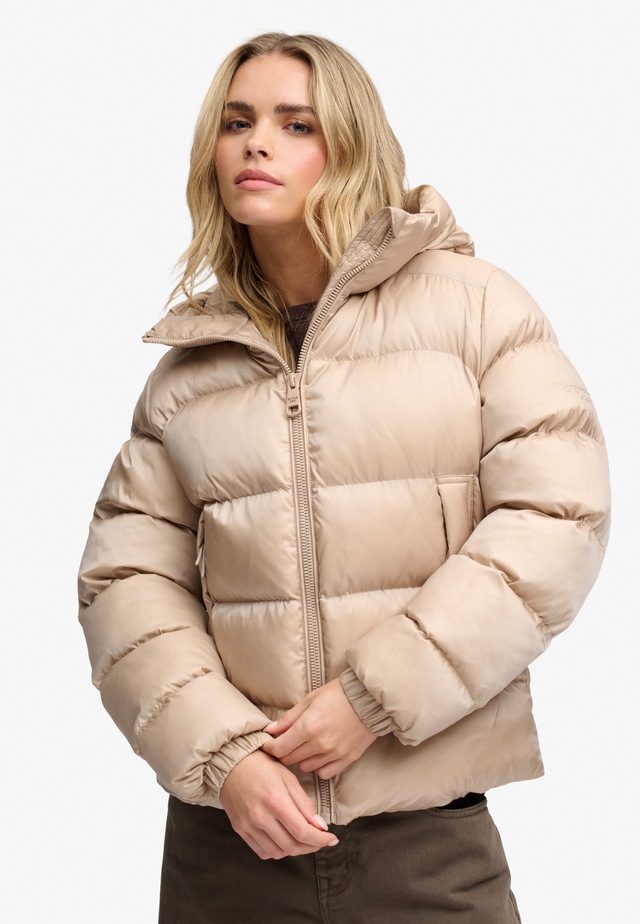 Superdry Steppjacke »HOODED SHINE PUFFER JACKET« mit Kapuze Kunstfaser, slim fit, in glänzender Optik