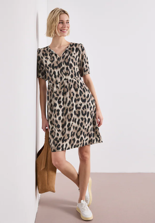 STREET ONE Sommerkleid Ohne Taschen Sommerkleid mit Split Neck und Allover-Print/Blätter-Design