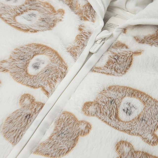 HUGGIES babywear Strampler »HUGN JACQUARD SHERPA PRAM« mit durchgehendem Reißverschluss - Teddymotiv / mit Kapuze