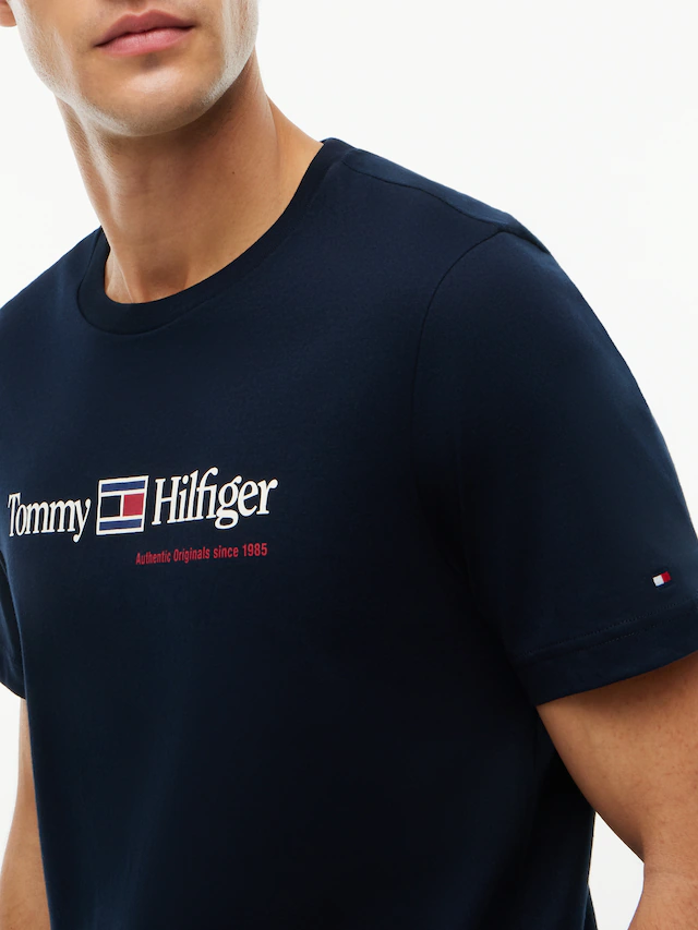 Tommy Hilfiger »BRAND LOVE RWB GRAPHIC« Auffälliger Frontprint mit Tommy Hilfiger Schriftzug, normale Passform