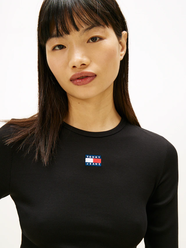 Tommy Jeans Langarmshirt »TJW SLIM LS BADGE TEE EXT« Baumwollmischung, slim fit