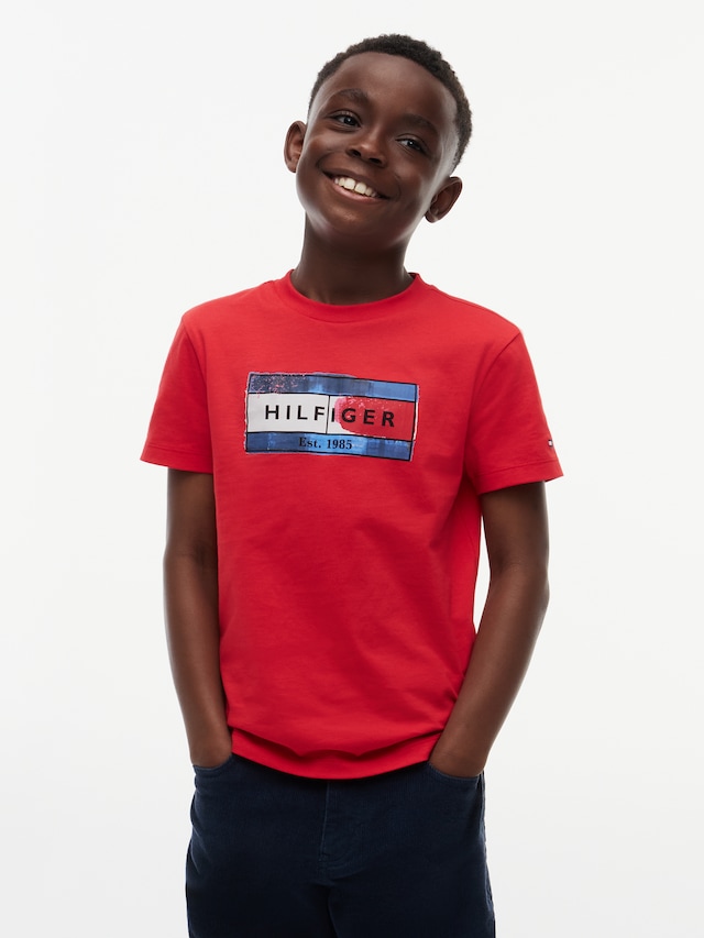 Tommy Hilfiger T-Shirt »HILFIGER FLAG GRAPHIC TEE« Rundhalsausschnitt, Regular Fit, Kinder bis 16 Jahre