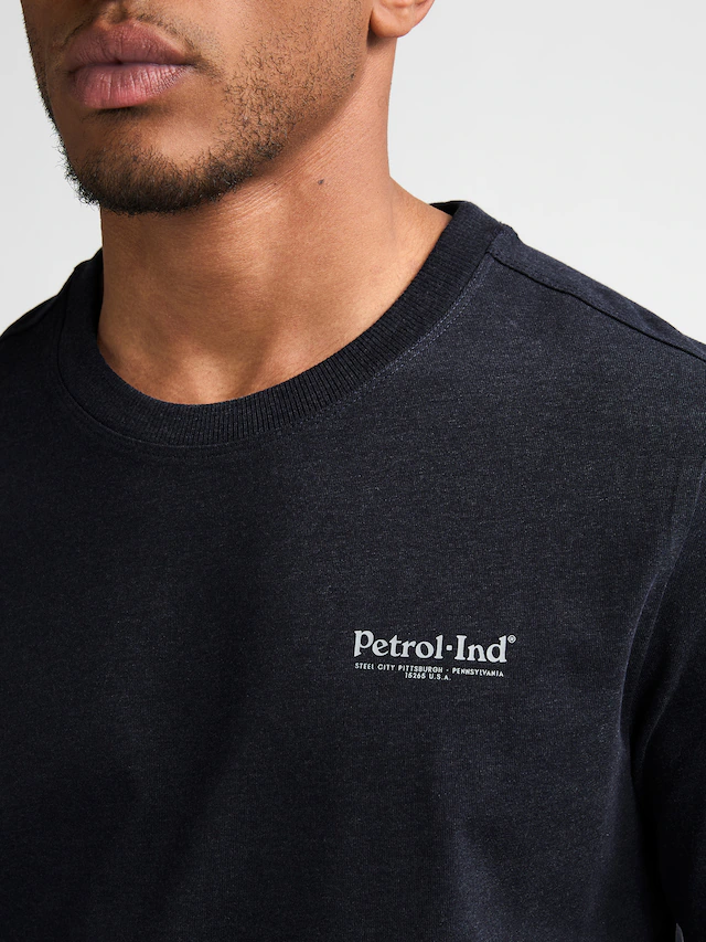 Petrol Industries Langarmshirt mit Rundhalsausschnitt, kleine Logoprägung