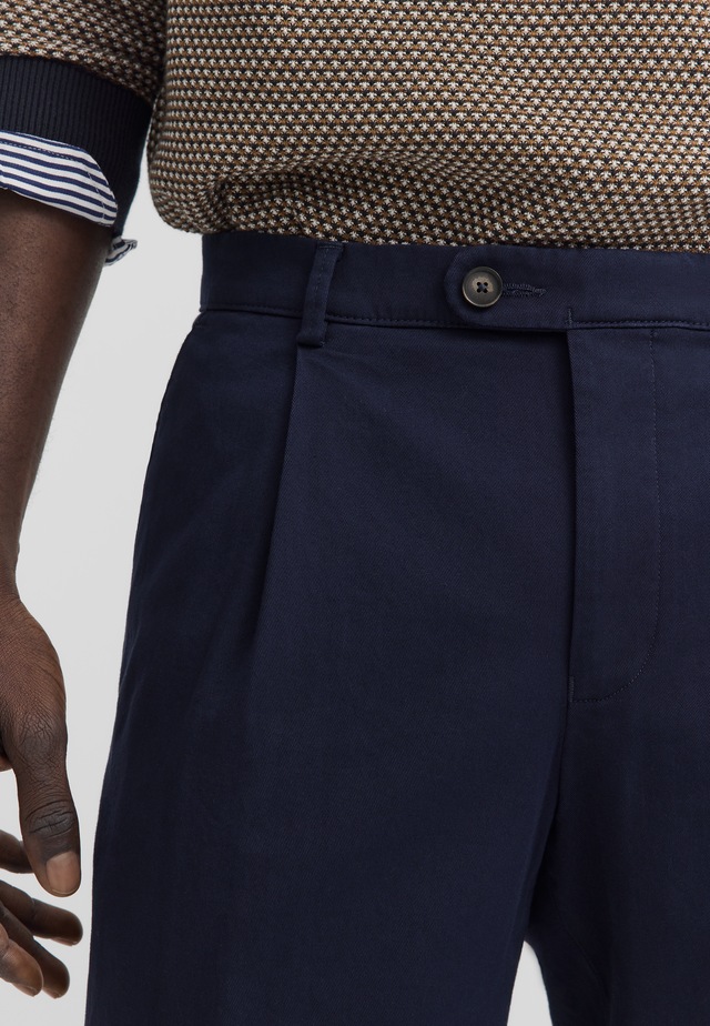 bugatti Bundfaltenhose »Tapered Fit« aus Baumwoll-Stretch