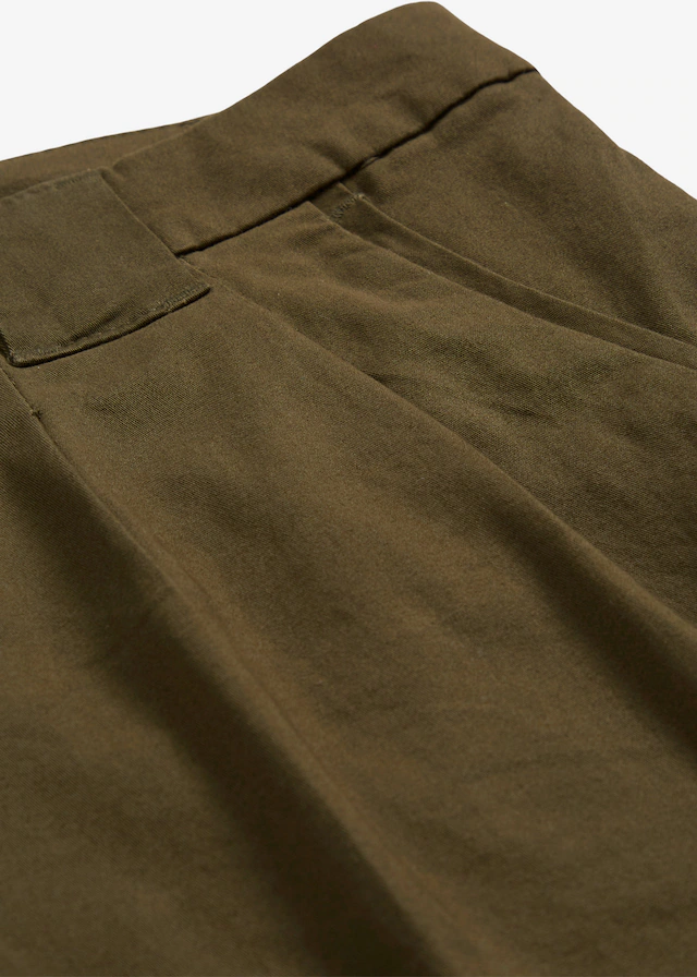 bonprix Chinohose schmale Form, mit Bundfalten und praktischen Taschen