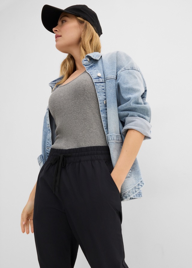 bonprix Funktionshose in 7/8 länge, Seitenschlitze mit Zipper, Reißverschlusstasche hinten